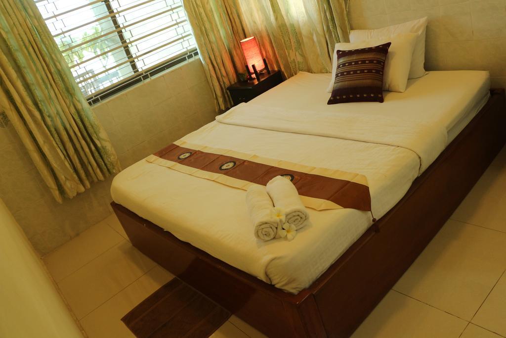 New Season Riverside Hotel Phnom Penh Quarto foto