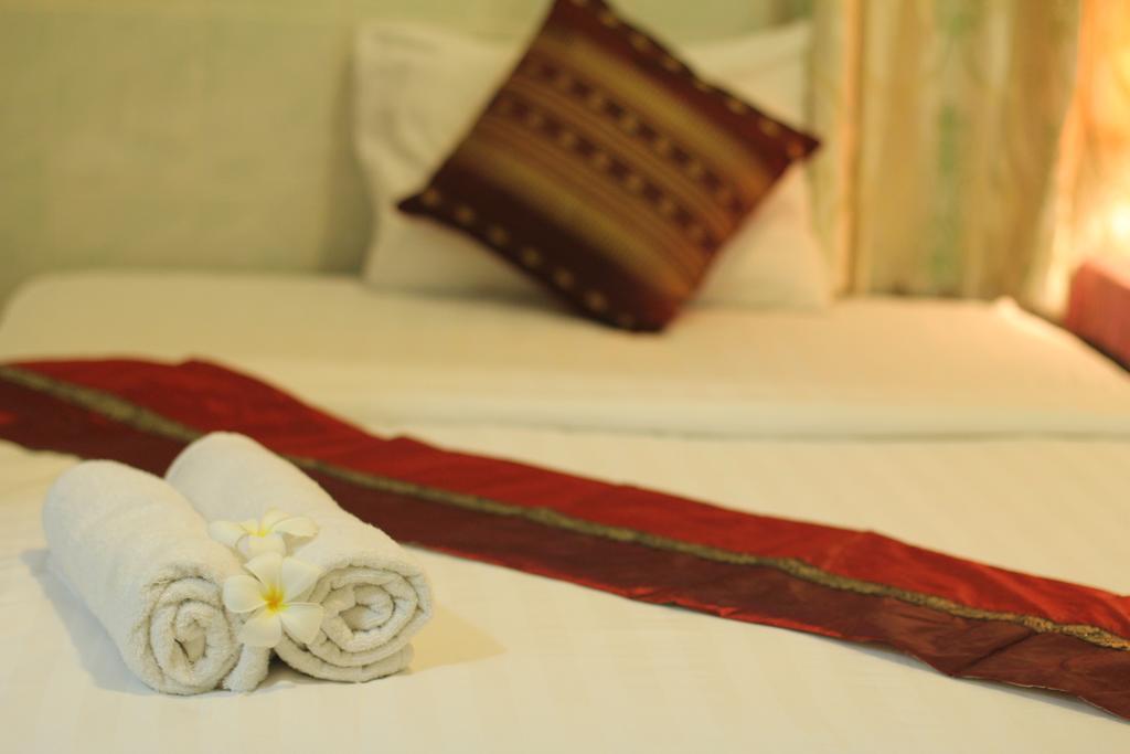 New Season Riverside Hotel Phnom Penh Quarto foto
