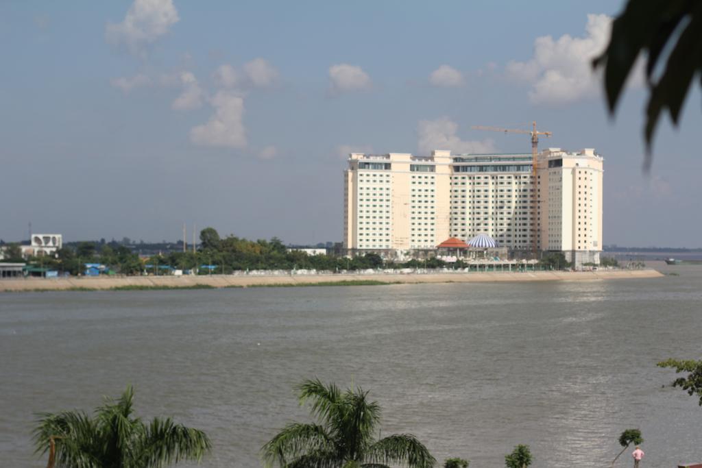 New Season Riverside Hotel Phnom Penh Quarto foto